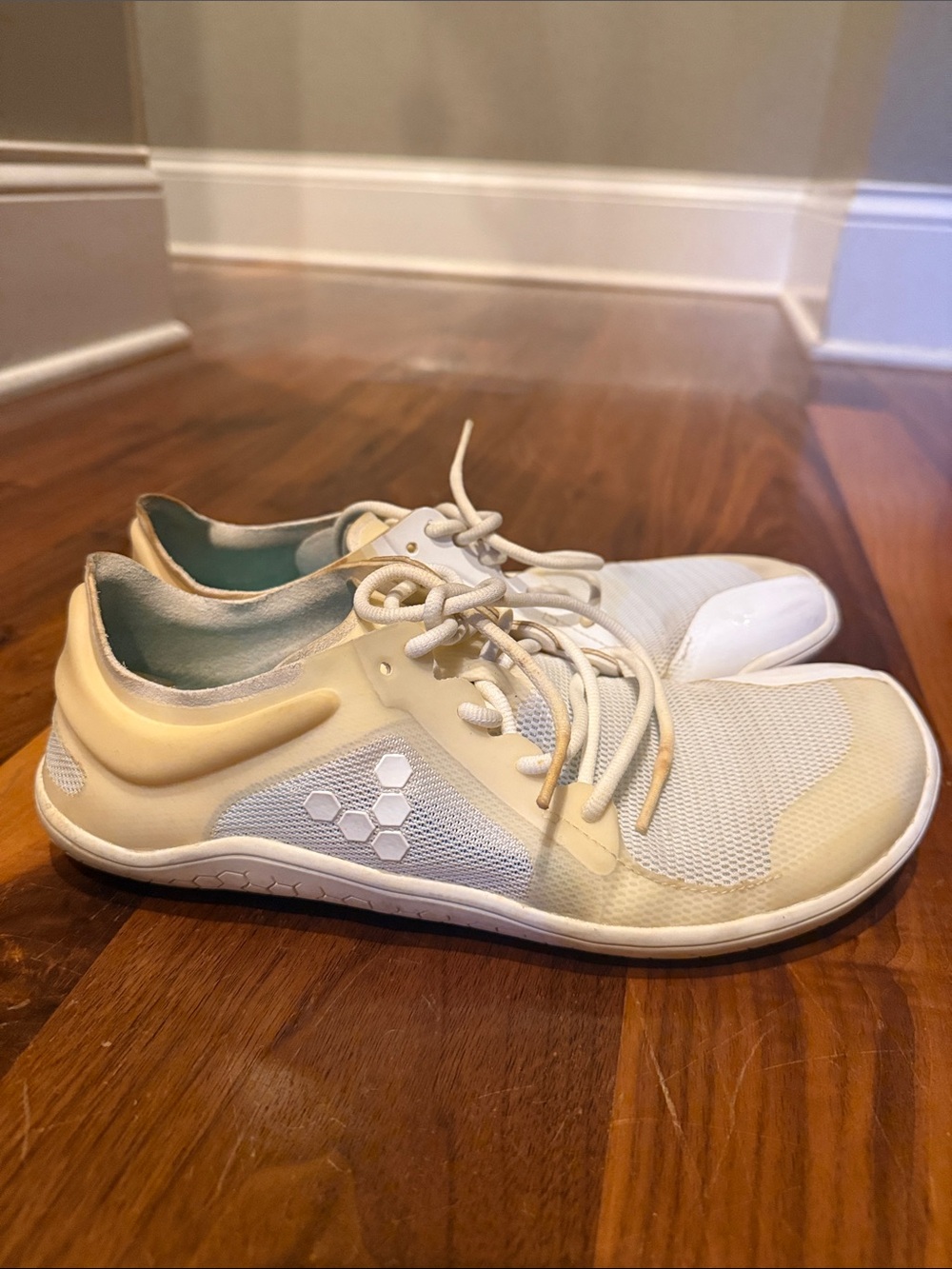 Vivo barefoot Women's Cream and White PRIMUS Lite Sneaker size 39 (w8)